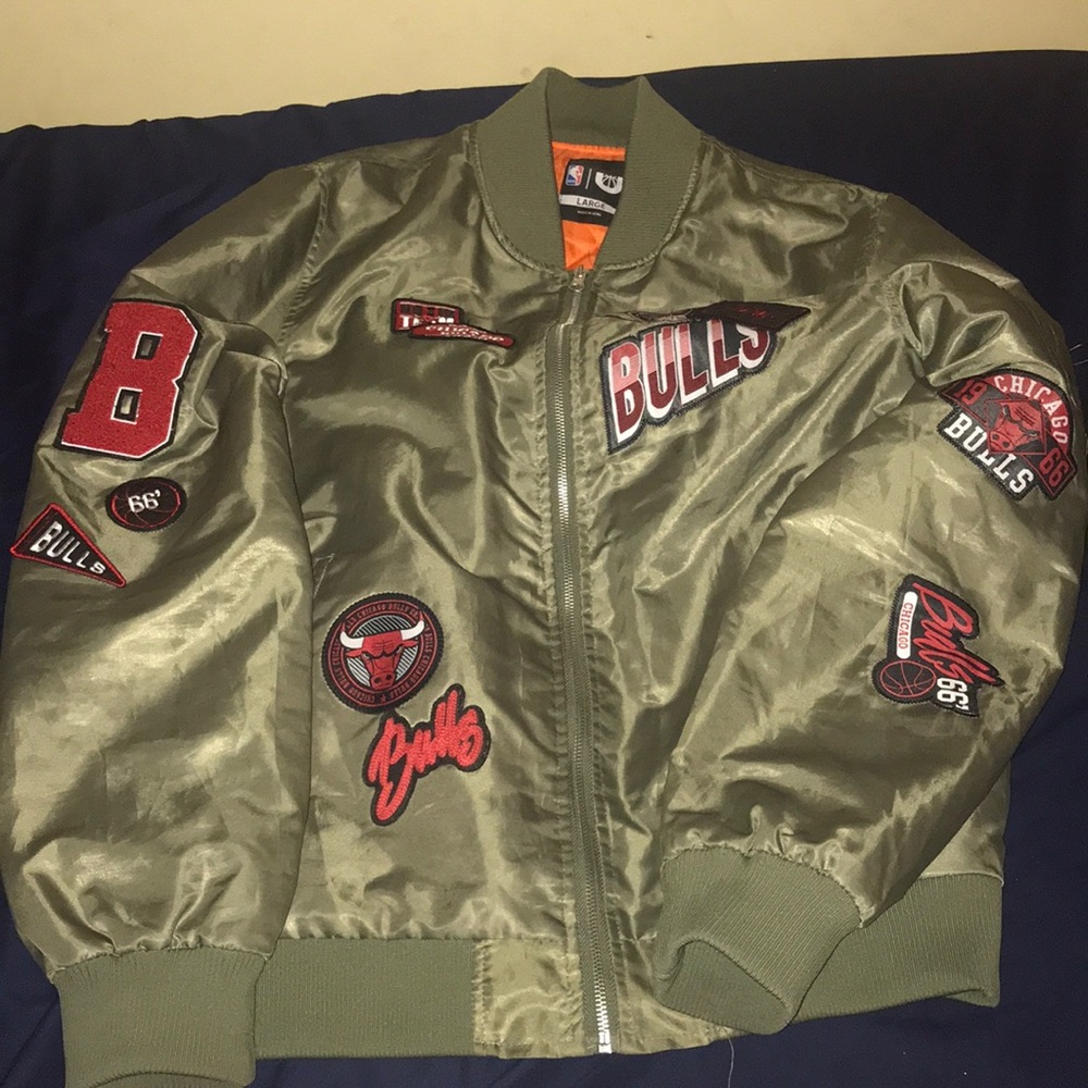 Bulls bomber jacket